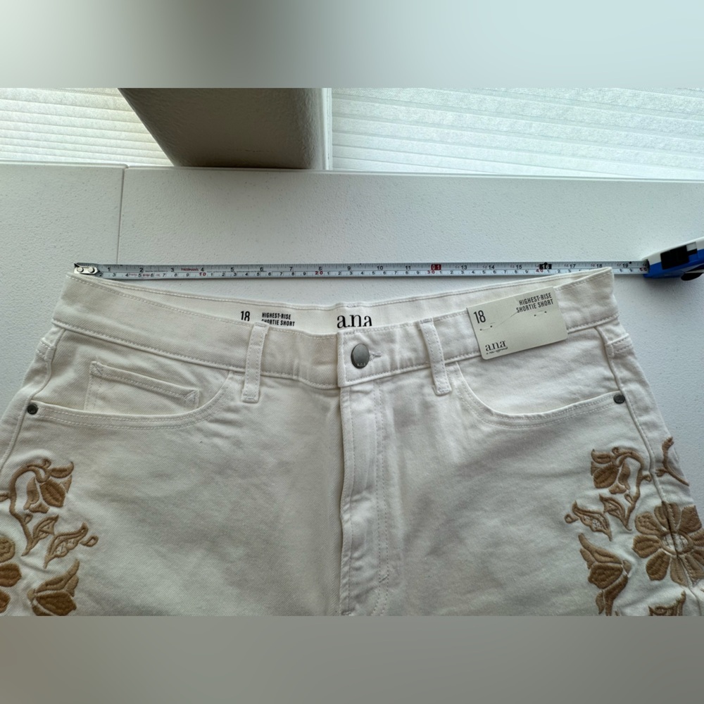 NWT a.n.a Embroidered Denim Shorts Size 18 Ivory Boho Western Floral Festival - Picture 7 of 8